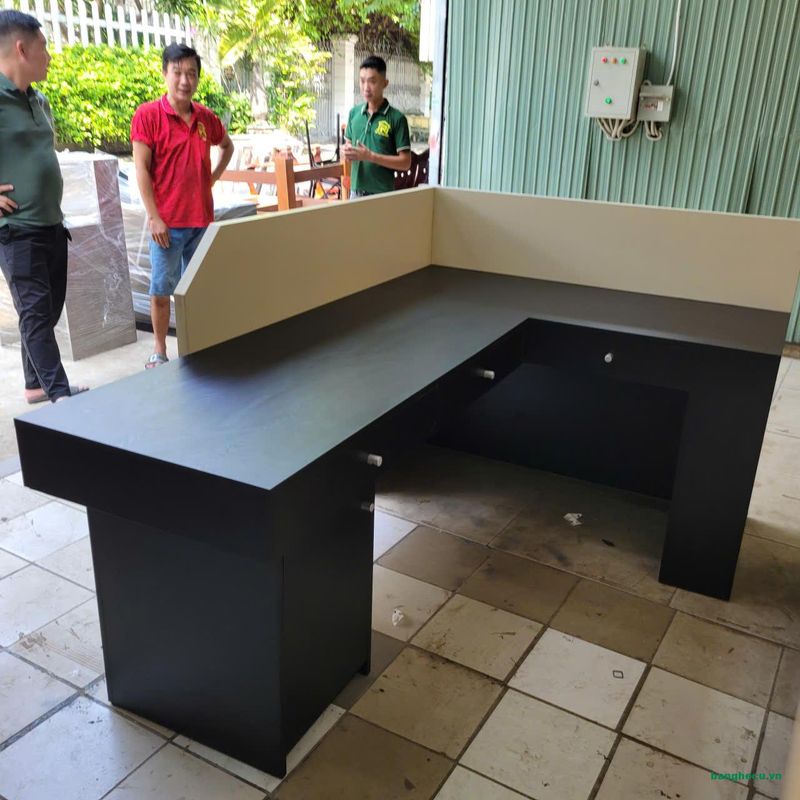 Quầy lễ tân chữ L gỗ MDF hiện đại có mặt gương và LED