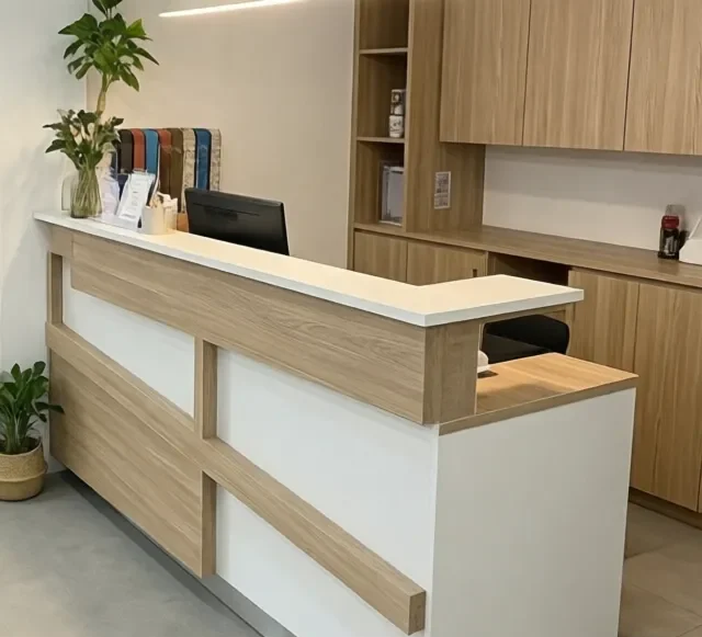 Quầy lễ tân gỗ công nghiệp giá rẻ 7 Quay le tan go cong nghiep gia re 2 e1777264497994
