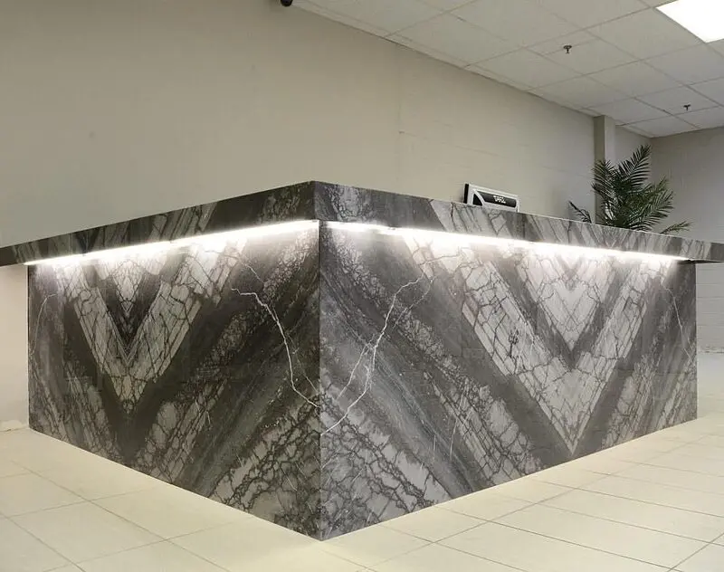 Quầy lễ tân ốp đá đẹp 6 Bàn hợp gỗ MDF trong showroom nội thất