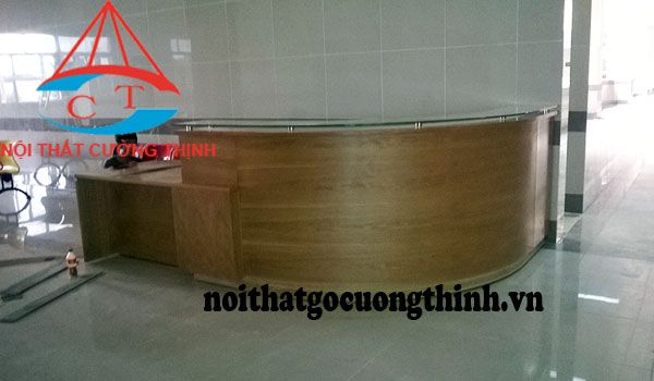 Mẫu quầy lễ tân chữ L với mặt bàn mica trong suốt