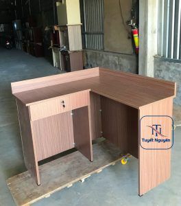 Quầy lễ tân chữ L đơn giản