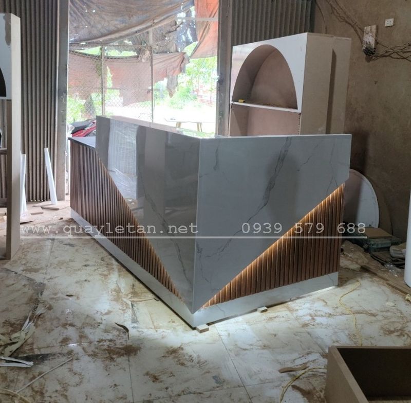 Quầy lễ tân đá kết hợp gỗ 9 thiết kế nội thất văn phòng